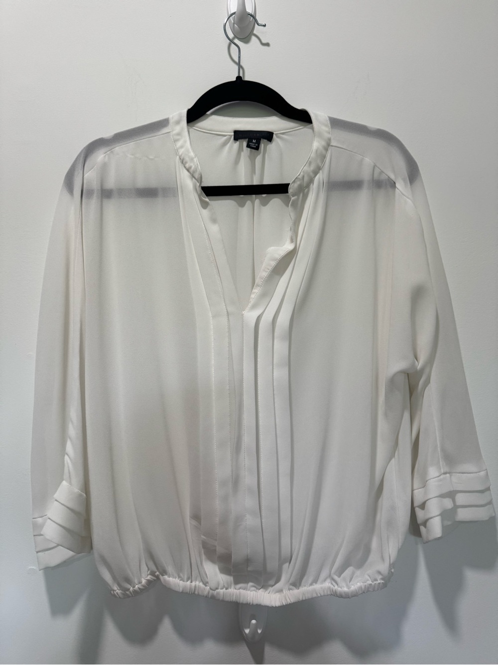 Willi Smith White Pleated V-Neck Blouse | Very Good Condition
